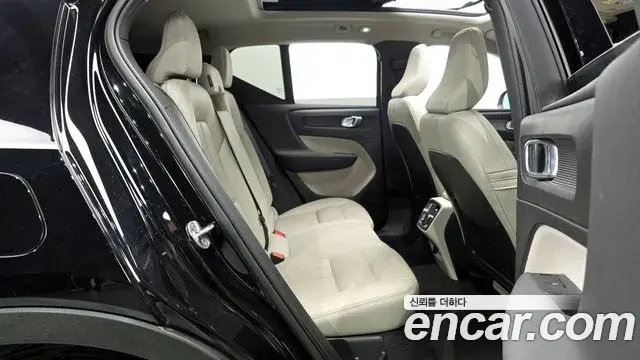 Volvo XC40 2023 — Şəkil 13/20