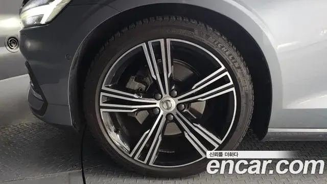 Volvo S60 2019 — Şəkil 10/20