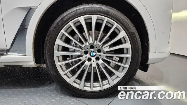 BMW X7 2022 — ფოტო 17/20