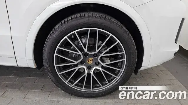 Porsche Cayenne 2019 — ფოტო 15/20