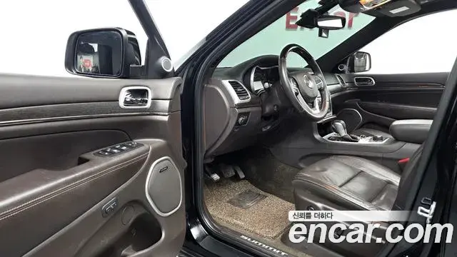 Jeep Grand Cherokee 2018 — Photo 19/20