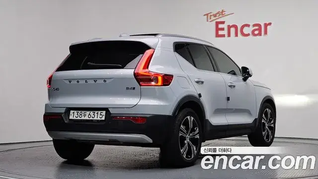 Volvo XC40 2020 — ფოტო 8/20
