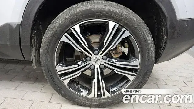 Volvo XC40 2020 — ფოტო 9/20