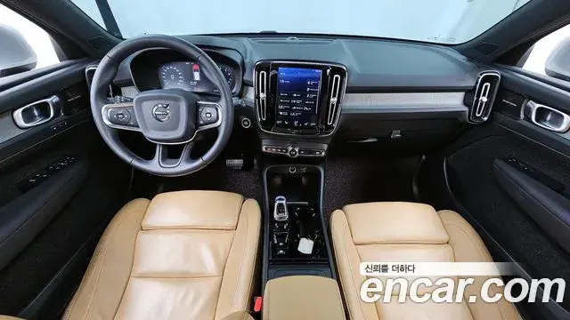 Volvo XC40 2020 — ფოტო 18/20