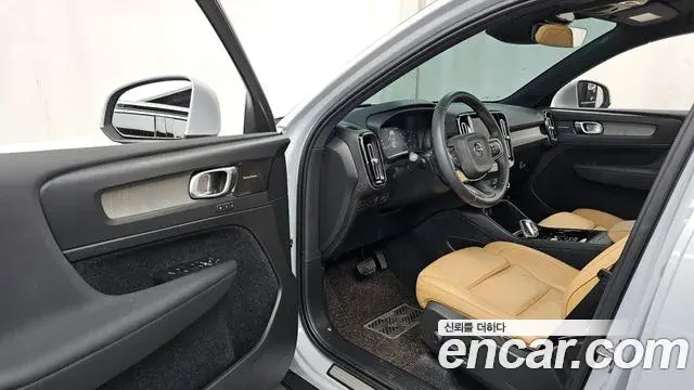 Volvo XC40 2020 — ფოტო 7/20