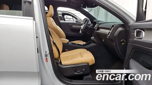 Volvo XC40 2020 — ფოტო 1/20