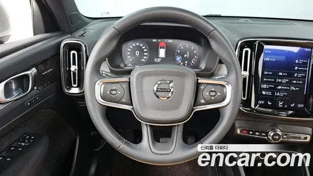 Volvo XC40 2020 — ფოტო 17/20