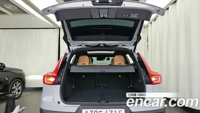 Volvo XC40 2020 — ფოტო 2/20