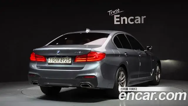BMW 5 Series 2018 — ფოტო 13/20