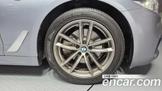 BMW 5 Series 2018 — ფოტო 8/20