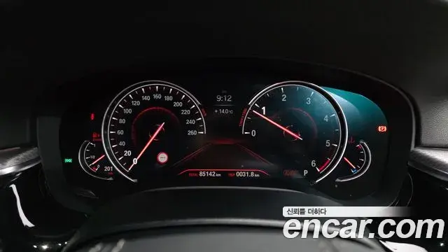 BMW 5 Series 2018 — ფოტო 14/20