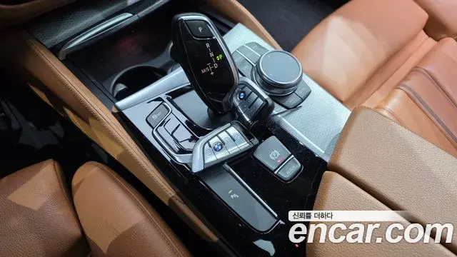 BMW 5 Series 2018 — ფოტო 16/20