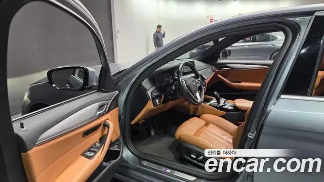 BMW 5 Series 2018 — ფოტო 18/20