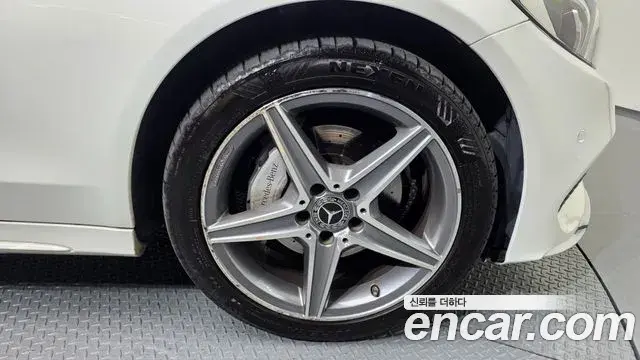 Mercedes-Benz C-Class 2018 — Şəkil 32/36