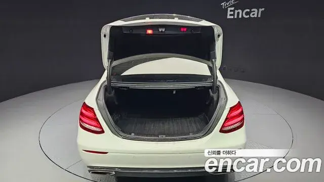 Mercedes-Benz E-Class 2018 — Şəkil 19/20
