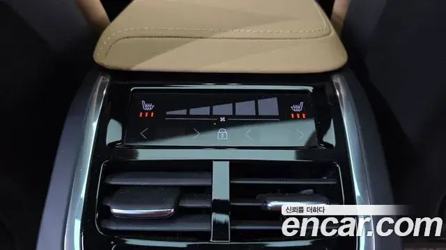 Volvo XC60 2022 — ფოტო 19/36