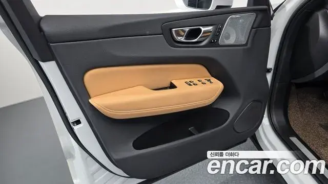 Volvo XC60 2022 — ფოტო 2/36