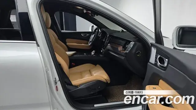 Volvo XC60 2022 — ფოტო 26/36