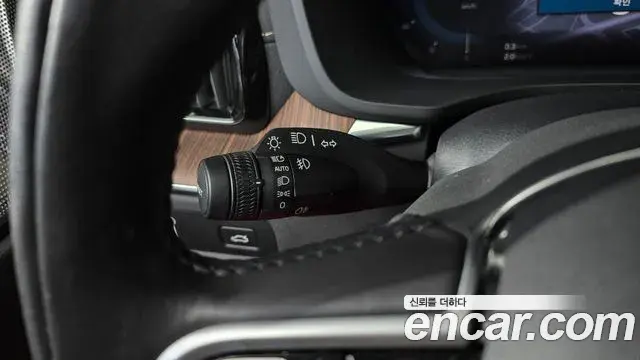 Volvo XC60 2022 — ფოტო 16/36