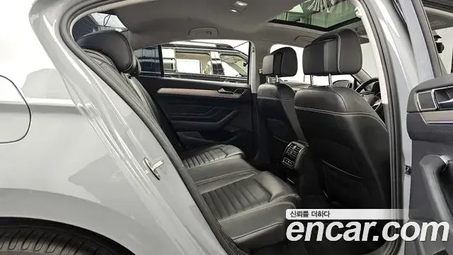 Volkswagen Passat GT 2022 — Şəkil 27/34