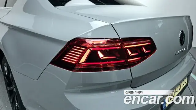 Volkswagen Passat GT 2022 — Şəkil 12/34
