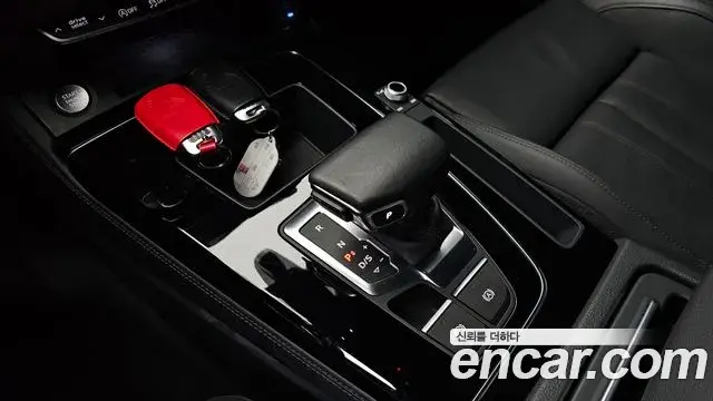 Audi Q5 2022 — ფოტო 29/33