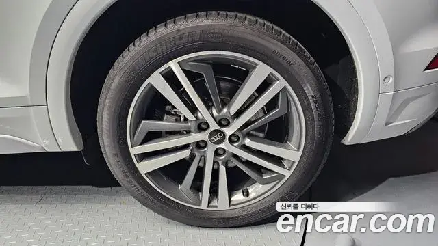 Audi Q5 2022 — ფოტო 15/33