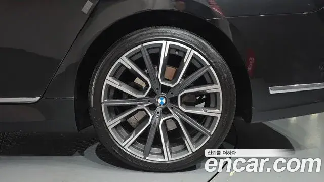 BMW 7 Series 2022 — Şəkil 33/38