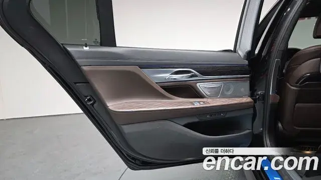 BMW 7 Series 2022 — Şəkil 28/38