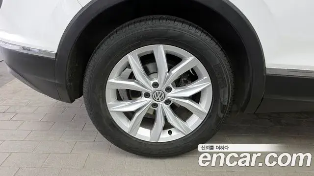 Volkswagen Tiguan 2020 — ფოტო 13/20