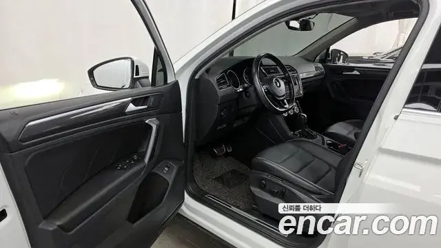 Volkswagen Tiguan 2020 — ფოტო 18/20