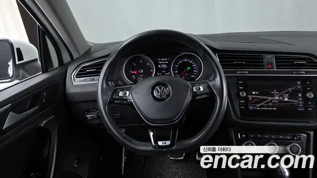 Volkswagen Tiguan 2020 — ფოტო 16/20