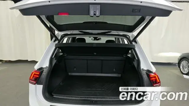 Volkswagen Tiguan 2020 — ფოტო 8/20