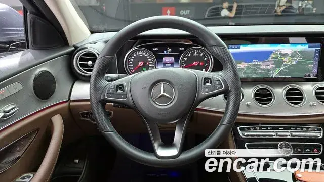 Mercedes-Benz E-Class 2018 — ფოტო 20/30