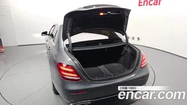 Mercedes-Benz E-Class 2018 — ფოტო 23/30
