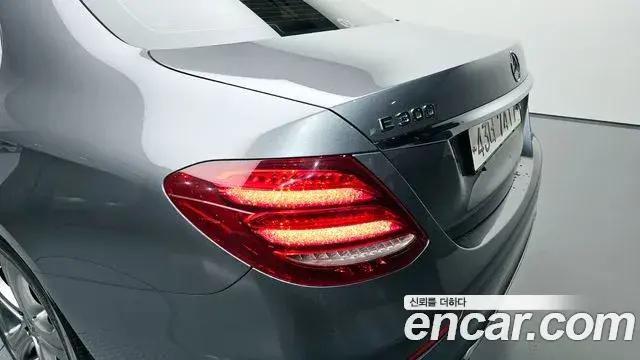 Mercedes-Benz E-Class 2018 — ფოტო 29/30
