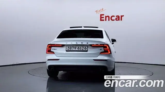 Volvo S60 2020 — ფოტო 32/36