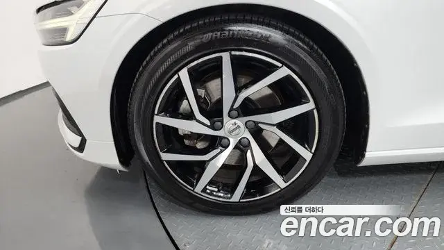 Volvo S60 2020 — ფოტო 21/36