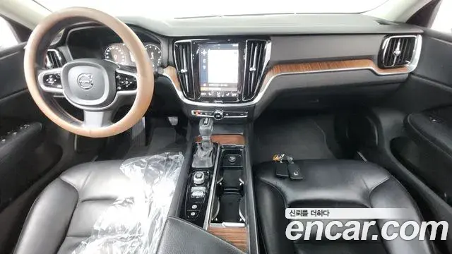 Volvo S60 2020 — ფოტო 17/36