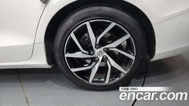 Volvo S60 2020 — ფოტო 13/36