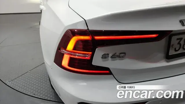 Volvo S60 2020 — ფოტო 27/36