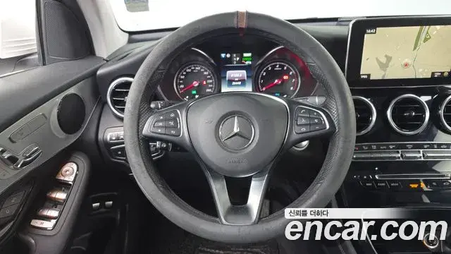 Mercedes-Benz GLC-Class 2018 — Photo 27/36