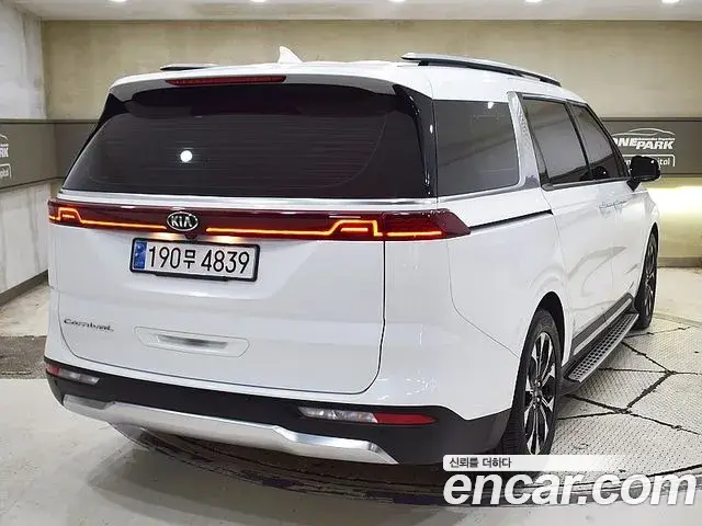 Kia Carnival 2021 — ფოტო 15/20