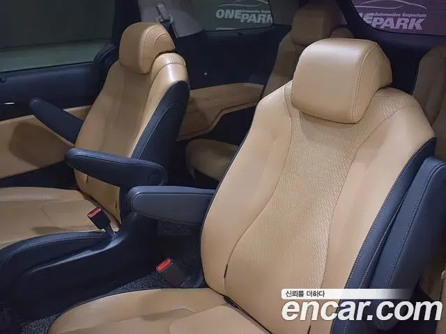 Kia Carnival 2021 — ფოტო 20/20