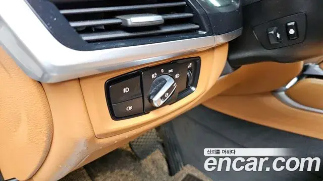 BMW X6 2018 — Şəkil 28/34