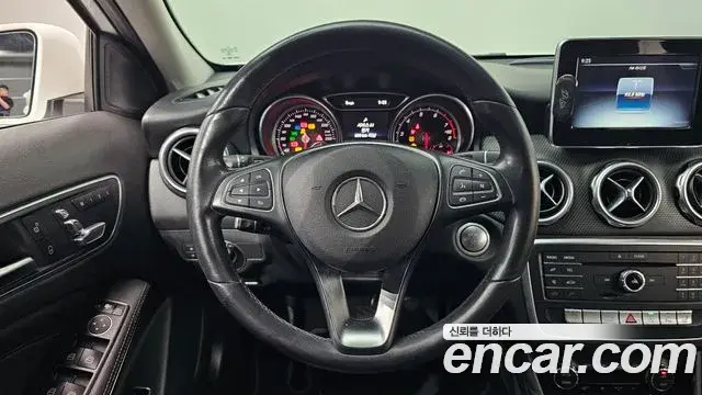 Mercedes-Benz GLA-Class 2018 — Photo 13/31