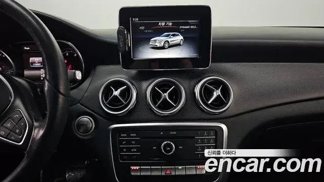 Mercedes-Benz GLA-Class 2018 — Photo 16/31