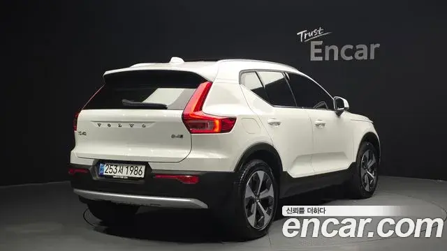 Volvo XC40 2023 — Şəkil 25/31
