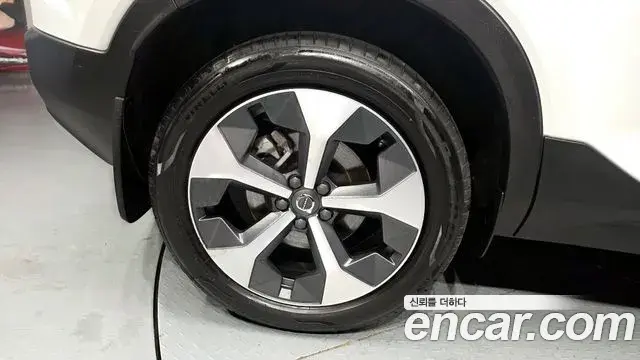 Volvo XC40 2023 — Şəkil 27/31