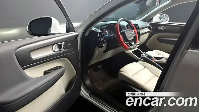 Volvo XC40 2023 — Şəkil 13/31